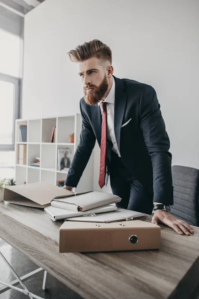 Businessman with documents and folders — Free Stock Photo