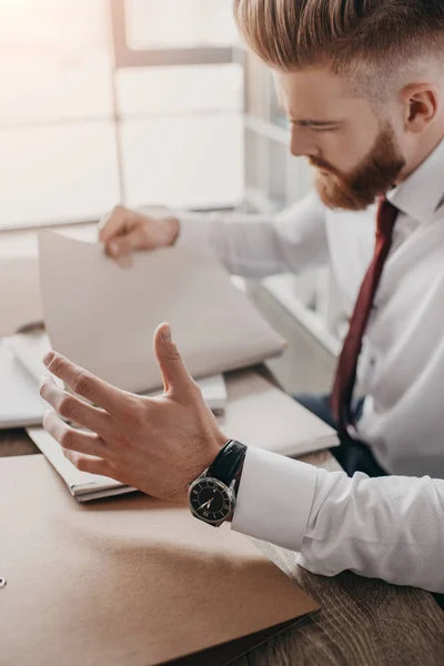 Empresario acentuado con documentos — Foto de Stock