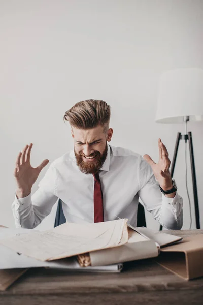 Benadrukt zakenman met documenten — Stockfoto