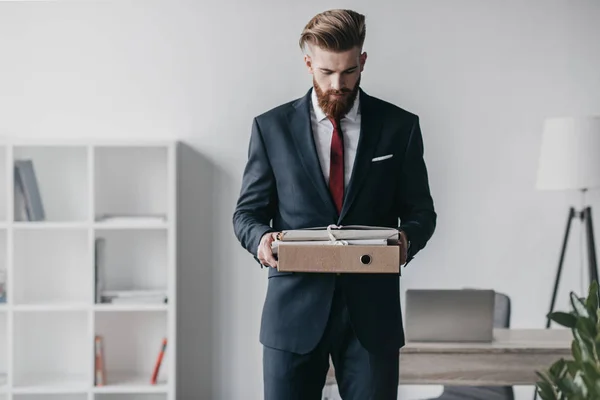 Hombre de negocios que tiene documentos y carpetas — Foto de Stock