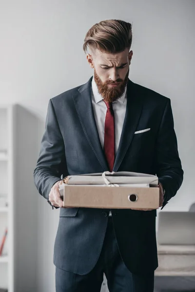 Hombre de negocios que tiene documentos y carpetas — Foto de Stock