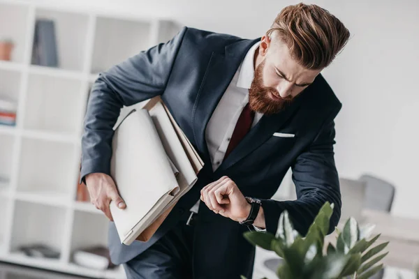 Businessman holding documents and folders — Stock Photo, Image