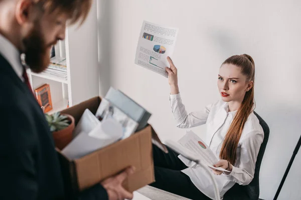 Mujer de negocios enojado y despedido hombre de negocios — Foto de Stock