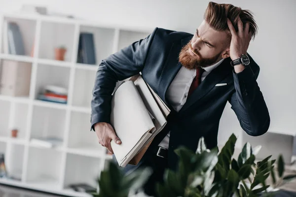 Businessman holding documents and folders — Stock Photo, Image