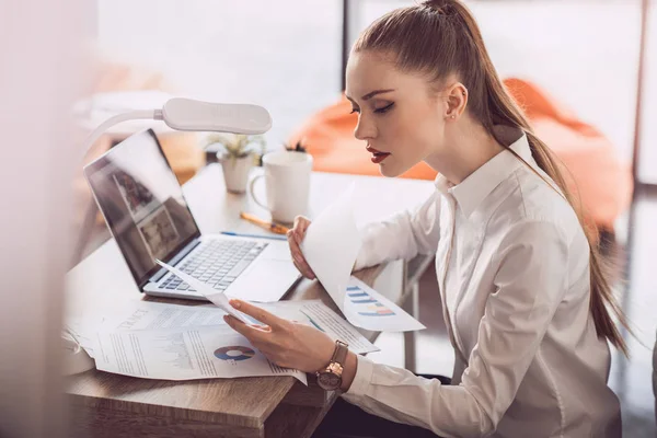 Businesswoman reading documents — Stock Photo, Image