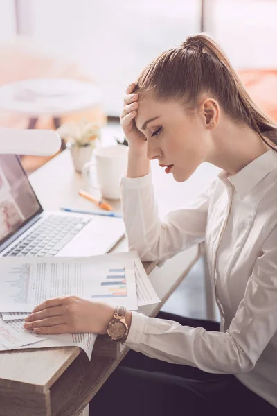 Mujer de negocios cansada con portátil — Foto de Stock