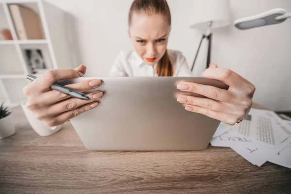 Benadrukt zakenvrouw met laptop — Stockfoto