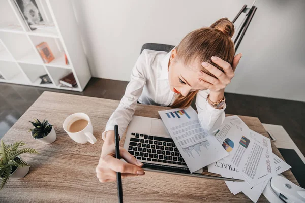 Benadrukt zakenvrouw met laptop — Stockfoto