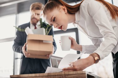 Genç işkadını konsantre