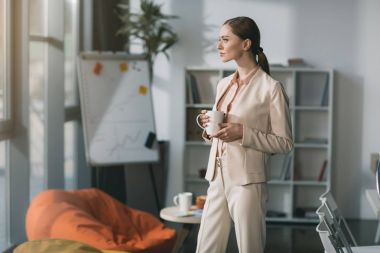 Genç işkadını holding Kupası 