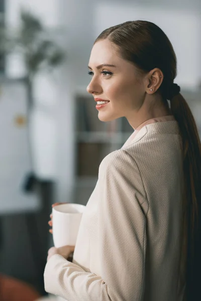 年轻女商人控股杯 — 图库照片