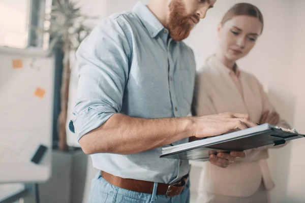 Gente de negocios discutiendo proyecto — Foto de Stock