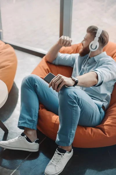 Man resting in office — Stock Photo, Image