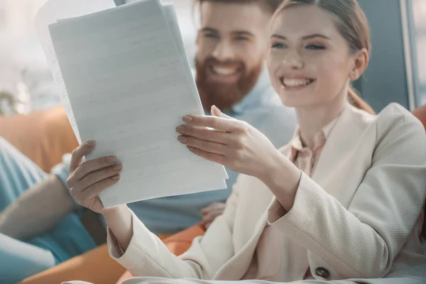 Ung affärsman och affärskvinna — Stockfoto