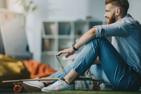 Homem usando laptop — Fotografia de Stock