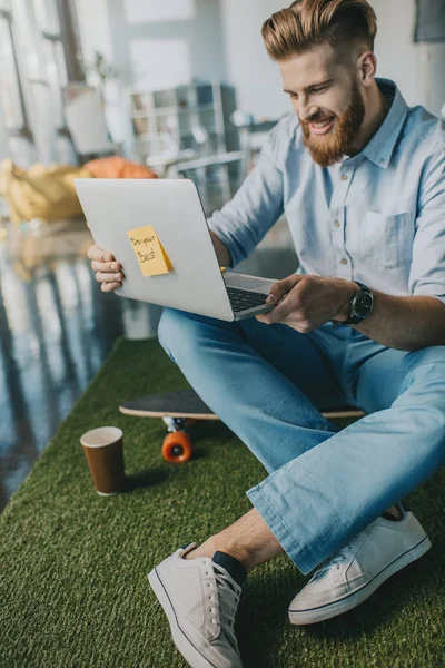 Mann benutzt Laptop — Stockfoto