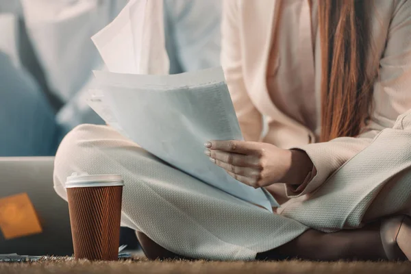 Young businesswoman with documents — Free Stock Photo