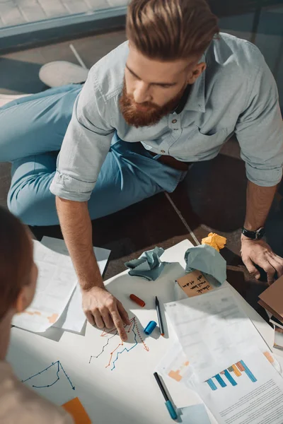 Zakenman werken met grafieken — Stockfoto