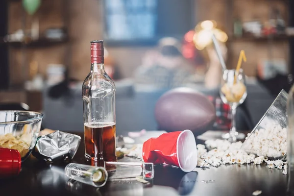 Mesa desordenada después de la fiesta — Foto de Stock