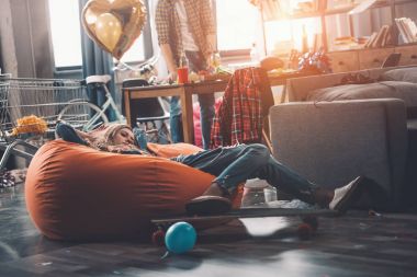 yorgun kadın Beanbag sandalye üzerinde oturan