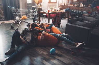 yorgun çift Beanbag sandalye üzerinde oturan 