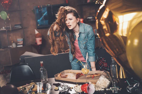 Jeune femme après la fête — Photo