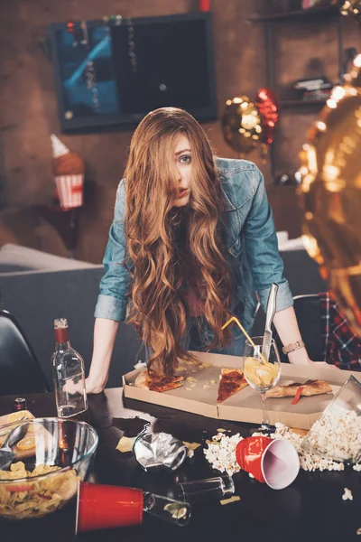 Giovane donna dopo la festa — Foto Stock