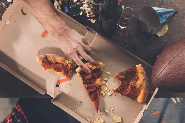 Man äter pizza — Stockfoto