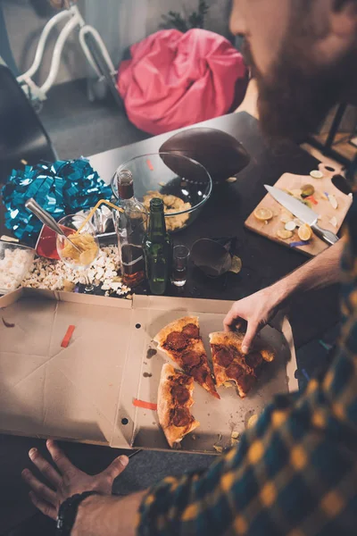 Людина їсть піци — стокове фото