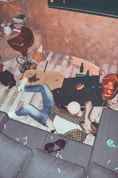 Άντρας ξαπλωμένος στο πάτωμα — Φωτογραφία Αρχείου
