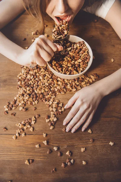 Mulher comendo flocos de milho — Fotografia de Stock