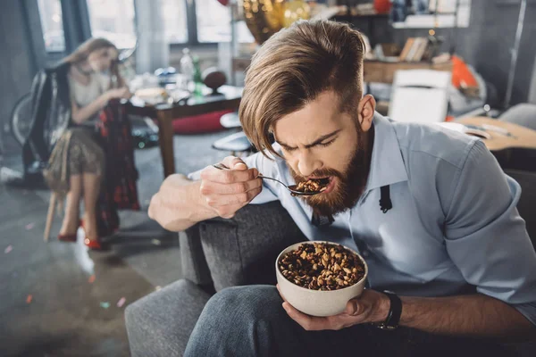 Mann isst Cornflakes — Stockfoto