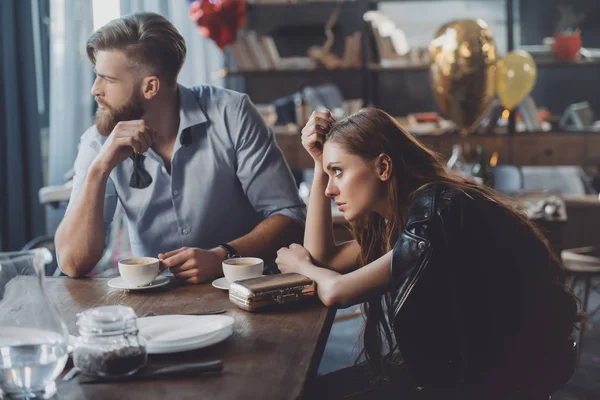 Man en vrouw met koffie — Stockfoto