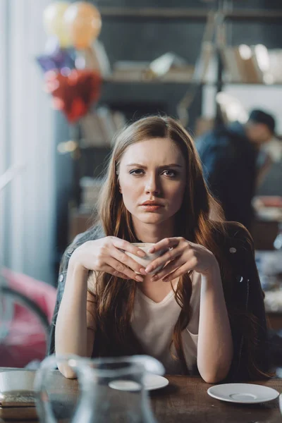 Femme attrayante avec café — Photo