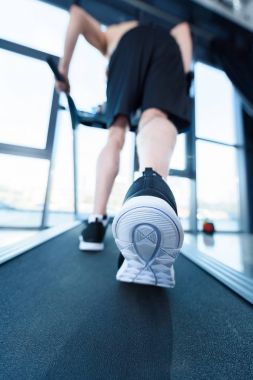 Olgun sporcu spor salonunda 