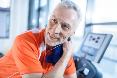 Olgun sporcu spor salonunda 