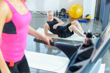Olgun sporcu spor salonunda 