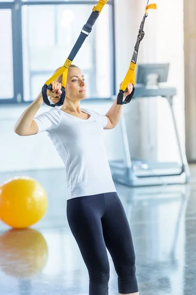 Sportswoman training with resistance band — Free Stock Photo