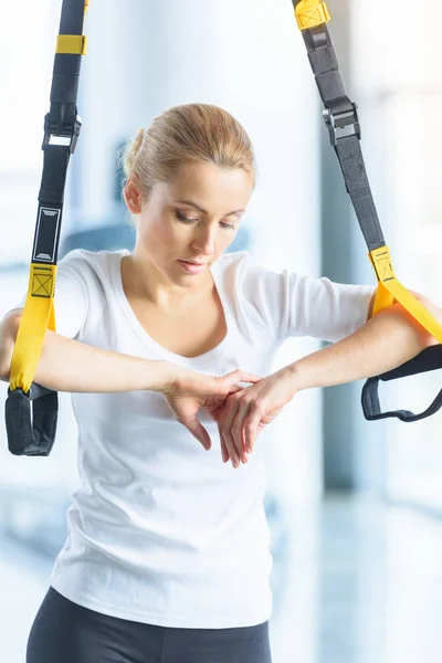 Sportswoman training with resistance band — Stock Photo, Image