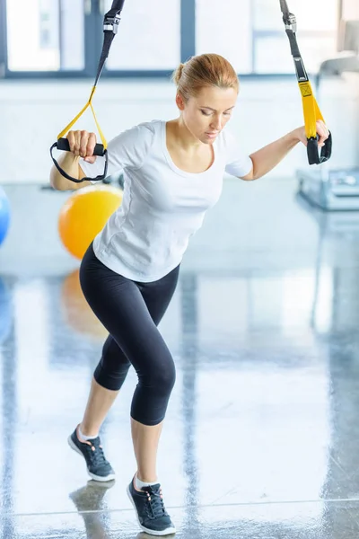 Sportswoman training with resistance band — Stock Photo, Image