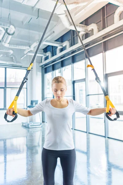 Sportswoman training with resistance band — Stock Photo, Image