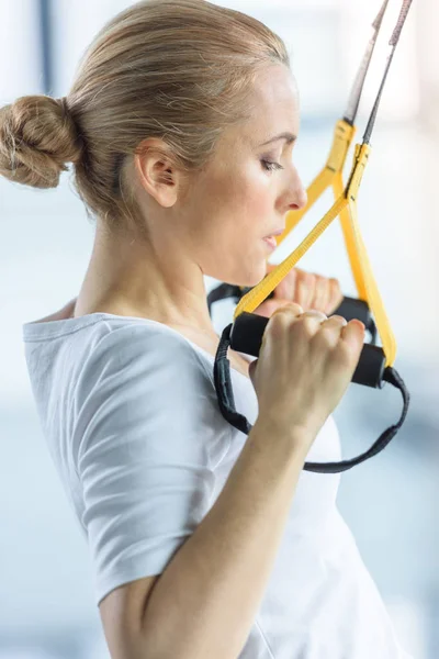 Sportvrouw training met weerstand band — Stockfoto