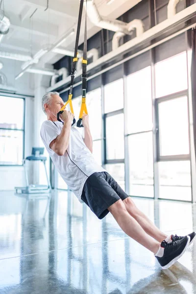 Sportsman training with resistance band — Stock Photo, Image