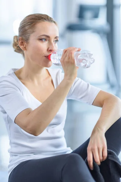 Sportswoman drinking water — Stock Photo, Image