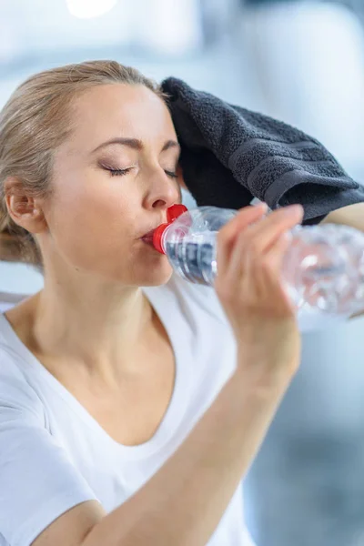 Sportswoman drinking water — Free Stock Photo