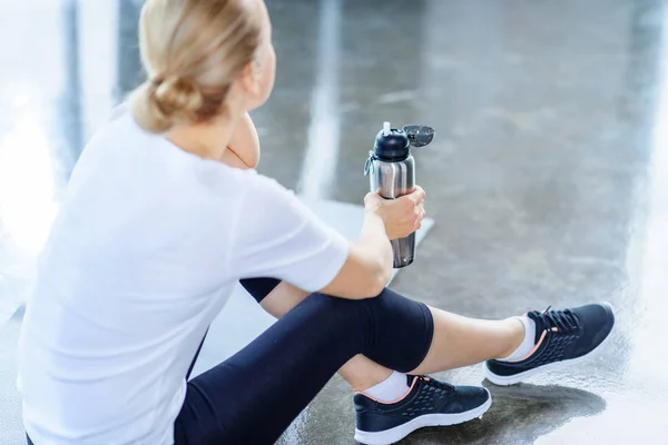 Sportswoman holding sport bottle — Stock Photo, Image