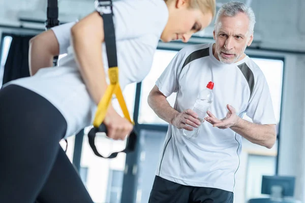 Sportvrouw training met weerstand band — Stockfoto