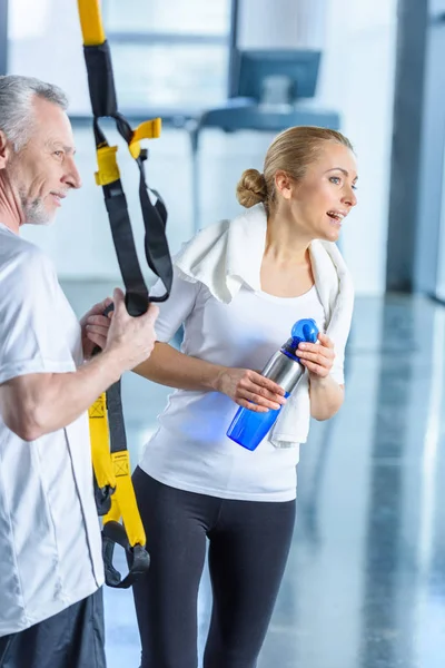 Sportswoman and sportsman with resistance band — Free Stock Photo