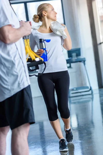 Deportista celebración deporte botella — Foto de stock gratis