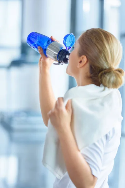 Perempuan olahragawan minum air — Stok Foto